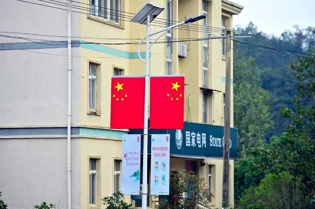 挂国旗迎国庆营造最美中国红