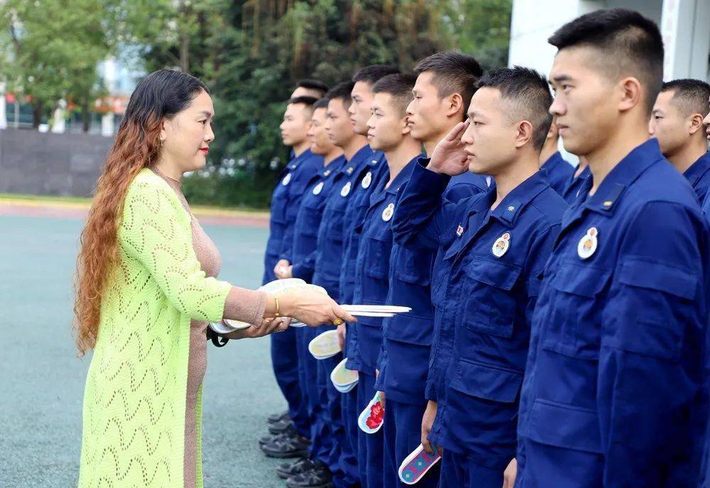 淡忘与铭记遂宁烈士雷驰的母亲为消防员送鞋垫