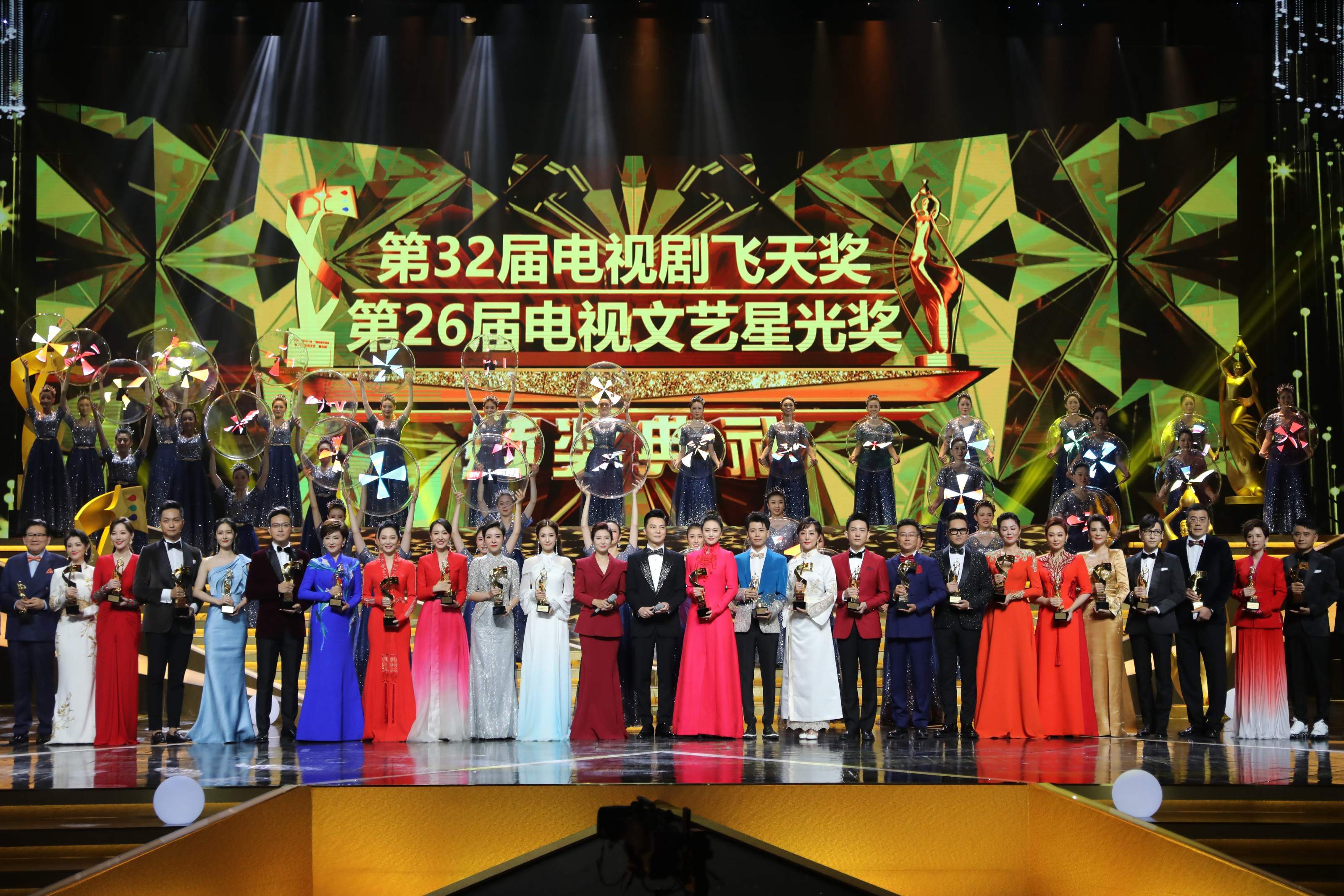 第32届电视剧飞天奖揭晓02何冰秦海璐分获优秀男女演员奖