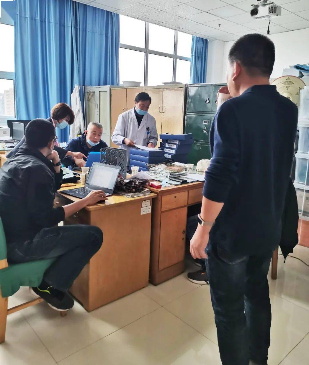 联合调查组许海科长和冯润东科长带队深入医疗废物暂存处,检验科,院内