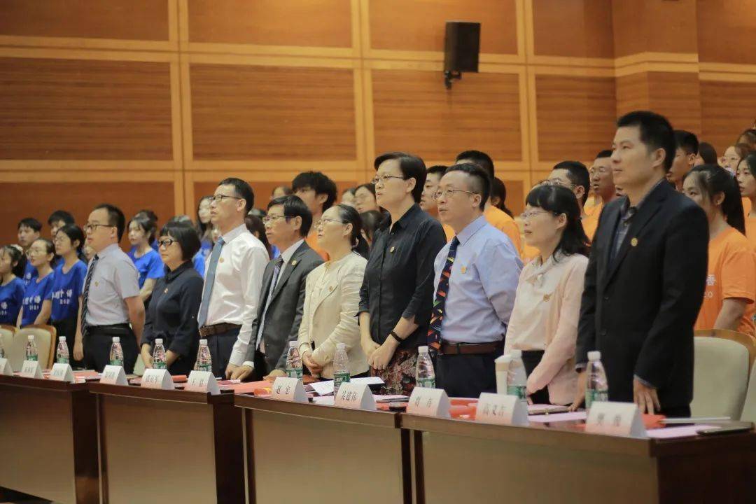 外国语学院党委书记王喆,院长赵宏,党委副书记樊俊 副院长张正军,副