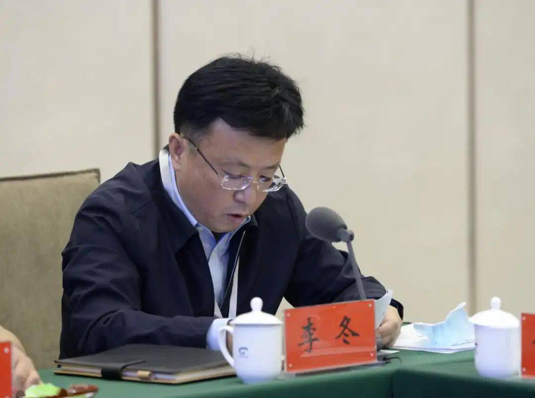 鄂尔多斯市康巴什区委副书记,区长李冬作交流发言.