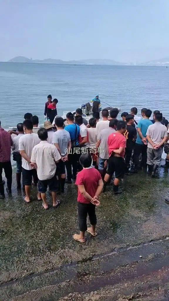 马宫码头围着一群人随后争先恐后地冲上渔船