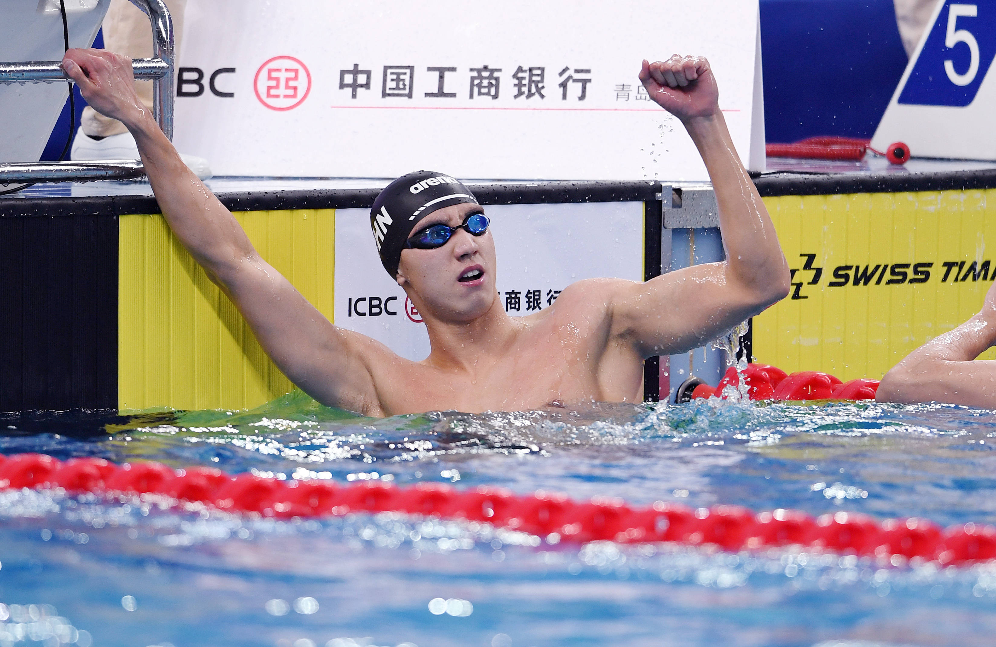 游泳全国冠军赛侯钰杰获男子100米自由泳冠军