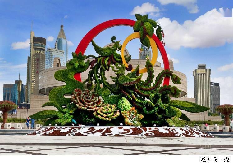 紫气东来凤飞舞,繁花似锦蕴富贵,人民广场主题花坛惊艳亮相,扮靓节日