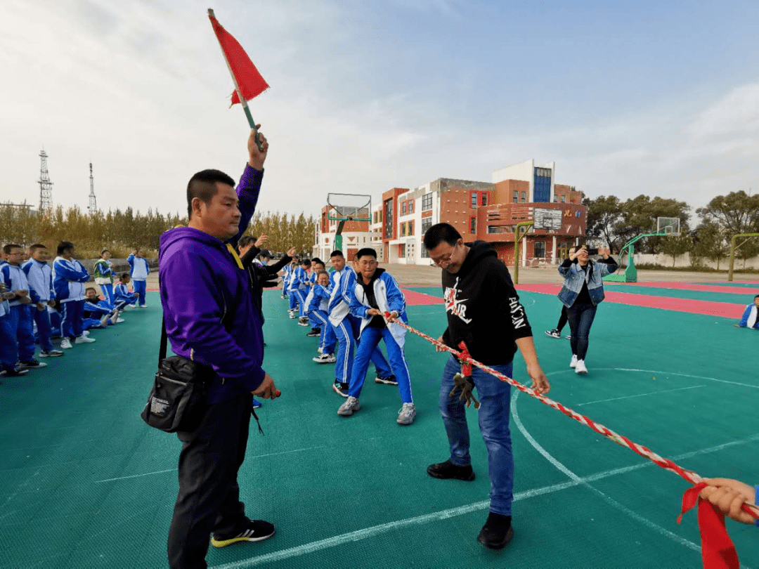赵光农场初中六年组举办迎国庆拔河比赛