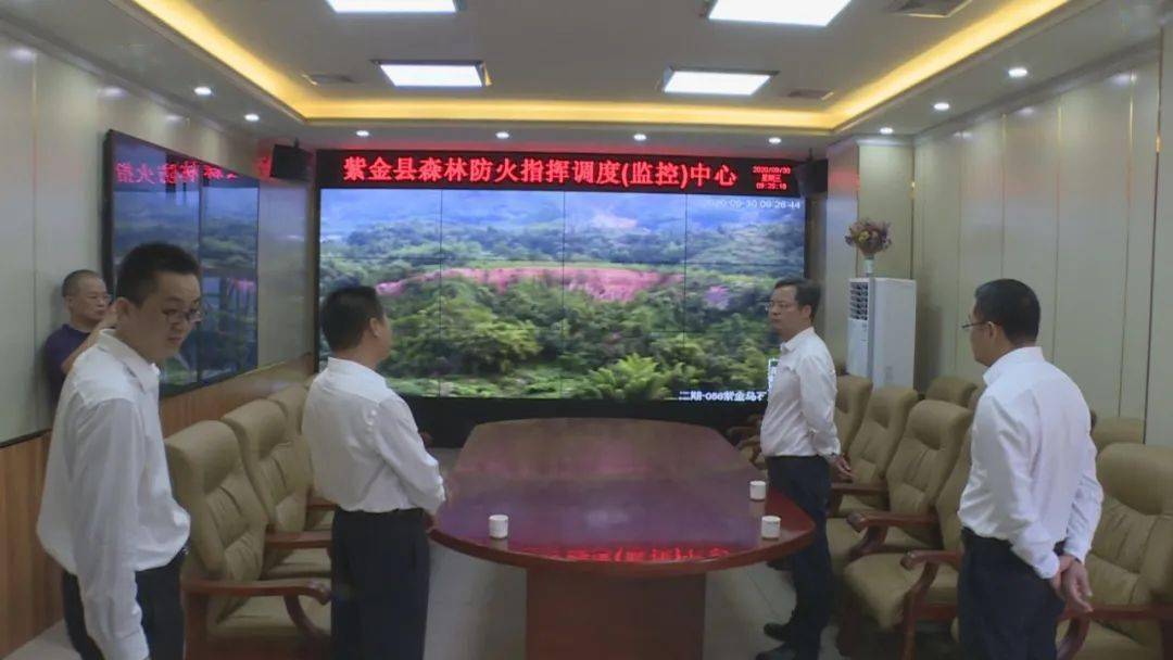 当日上午,邓红卫首先来到县森林防火指挥调度中心,通过视频系统检查