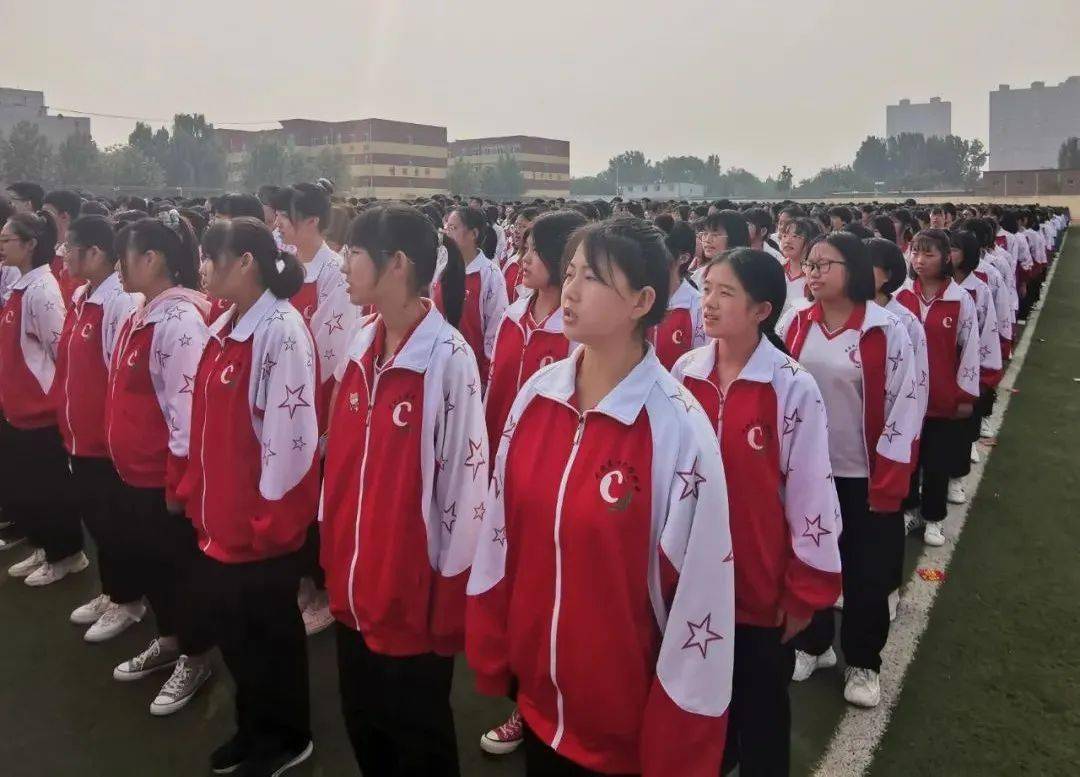 中央民族大学附属中学雄安校区举行国家丰碑人民记忆主题升旗仪式