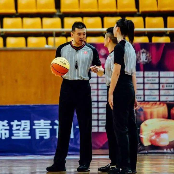中国篮协裁判员照片图片