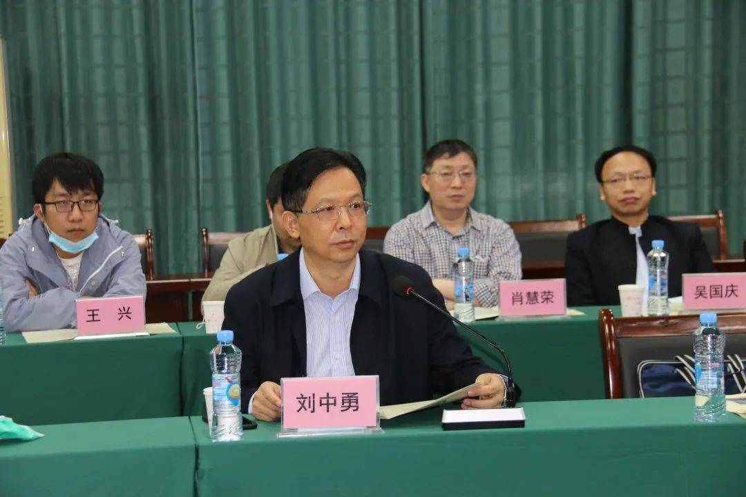 江西中医药大学附属医院院长熊汉鹏讲话鹰潭市人民政府副市长蔡江表示