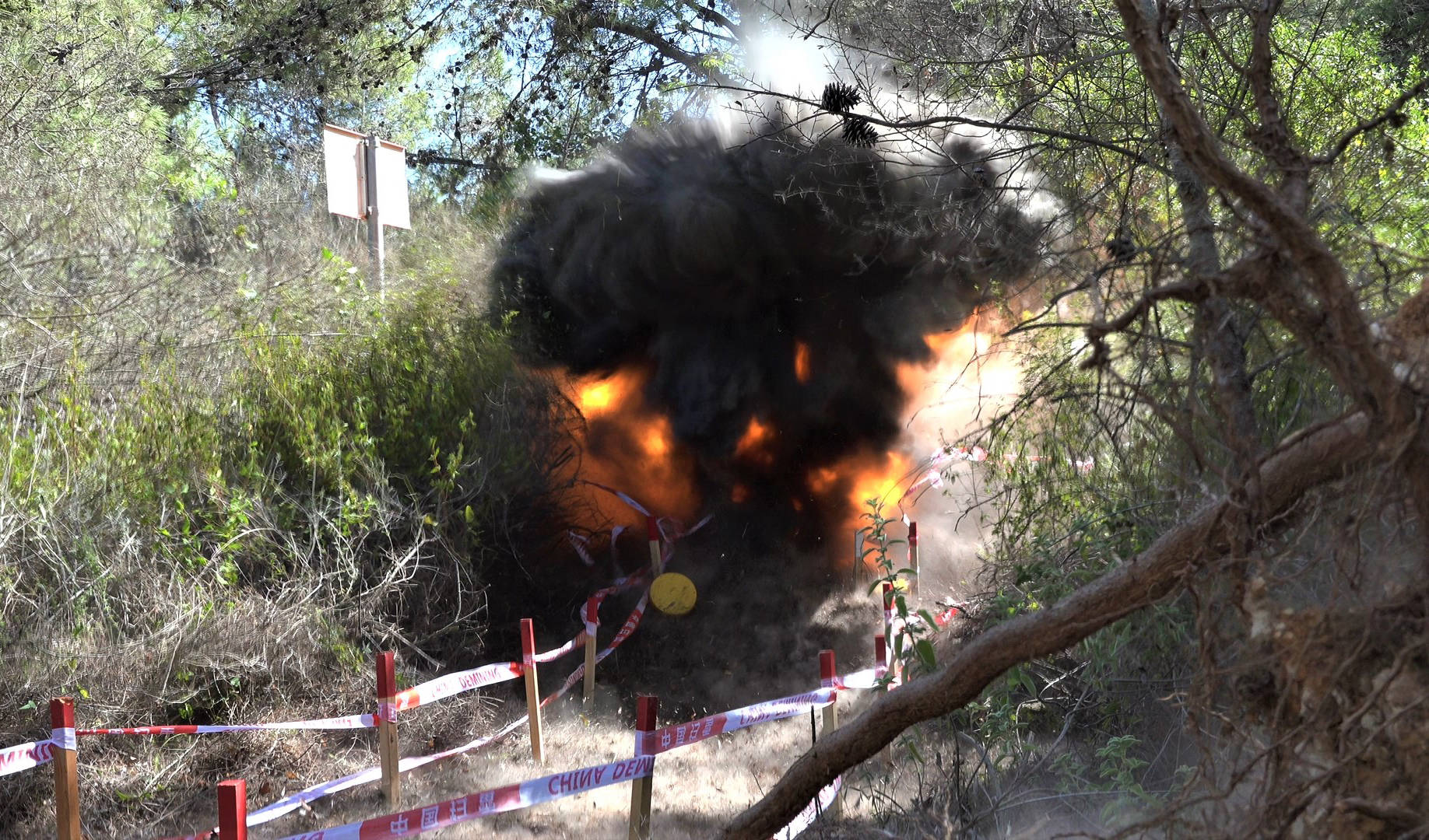 在黎巴嫩与以色列边境"蓝线"附近雷场,中国扫雷官兵引爆清排出的地雷