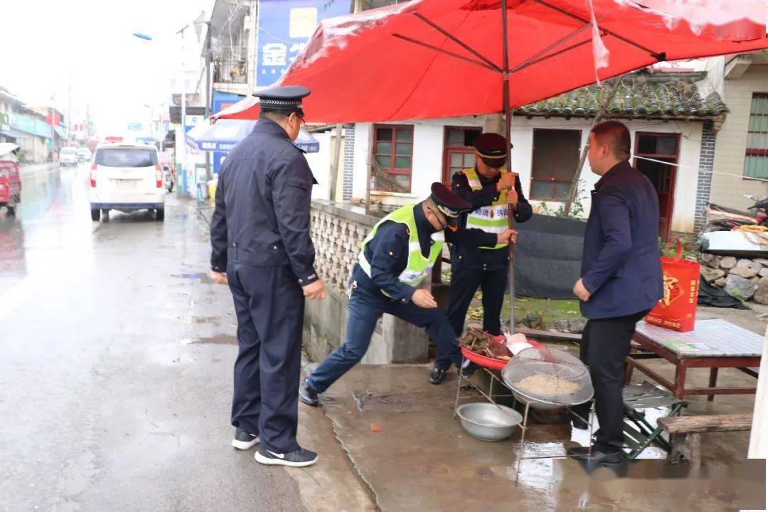 成县对江武路成西路学校及部分门店周边集中开展市容环境综合整治