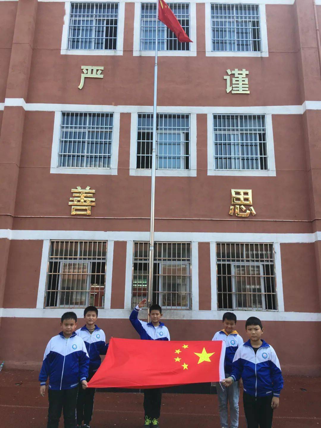 向国旗敬礼南昌县广泛开展向国旗敬礼活动