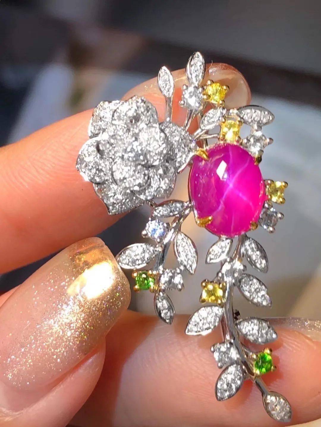 浓彩天然巴西碧玺精工雕刻富贵牡丹花色彩浓郁鲜艳夺目单星宏巴西珠宝