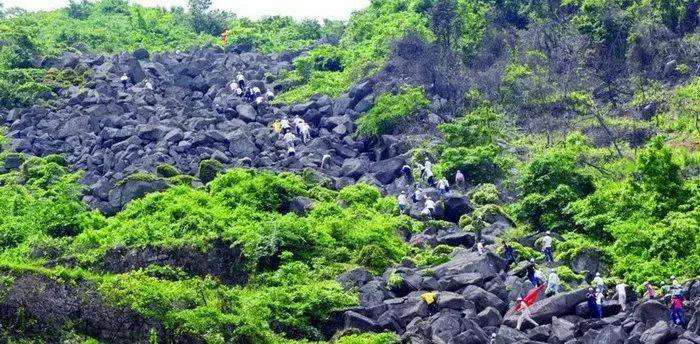 因望之似涌浪滔天的滚滚河流,俗呼"石浪".