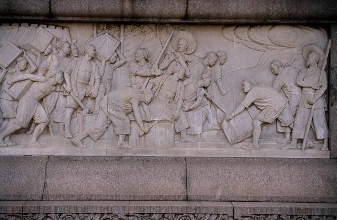 图为人民英雄纪念碑浮雕之一:烧鸦片 鸦片战争 1840年至1842年.