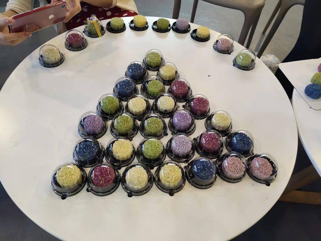 梅岭巾帼:巧手做月饼 快乐迎中秋