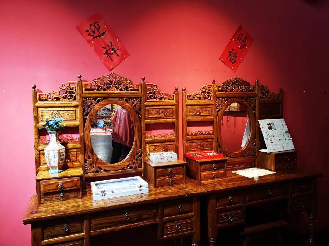 一条条灯管,充满未来感,仿佛走过了穿越隧道,让你从现实回到古代