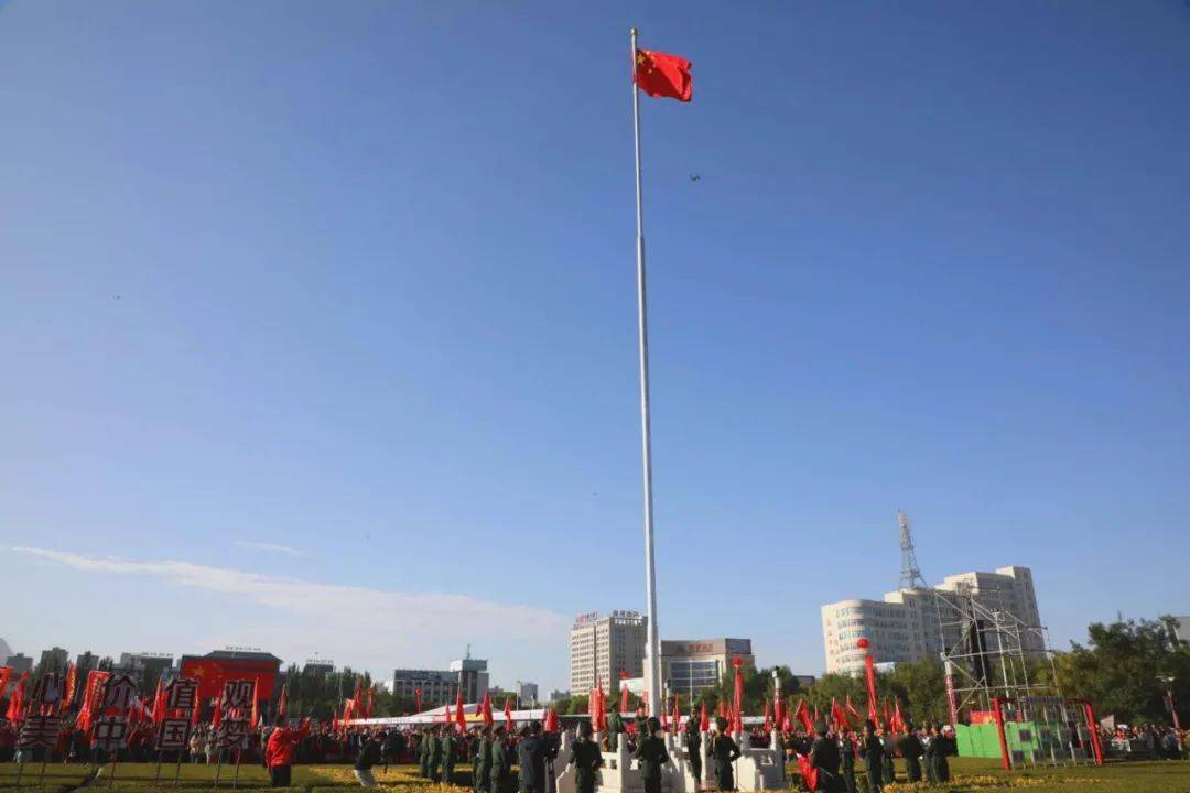 剛剛五星紅旗升起烏海兒女為祖國慶生