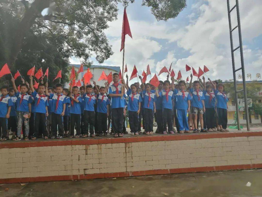 那良镇小学开展我和国旗合个影活动