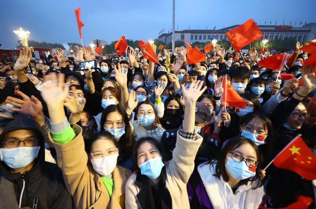 超燃今晨天安门升旗全视频数万人欢呼这句话