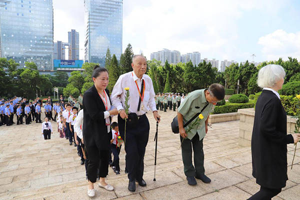 深圳市公祭烈士活动暨向烈士纪念碑敬献花篮仪式举行