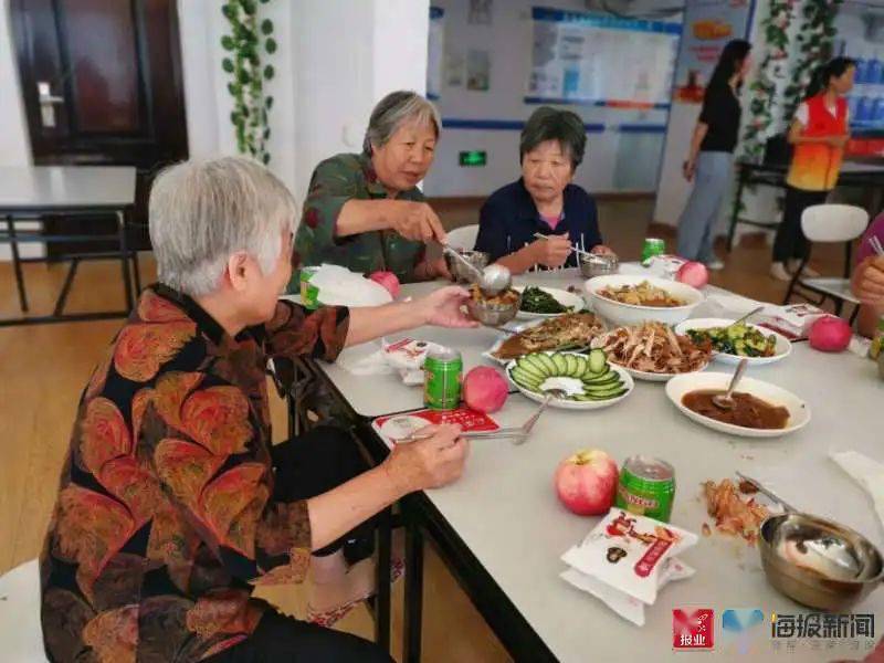 中秋團圓飯小孫家村老年公寓情暖夕陽紅