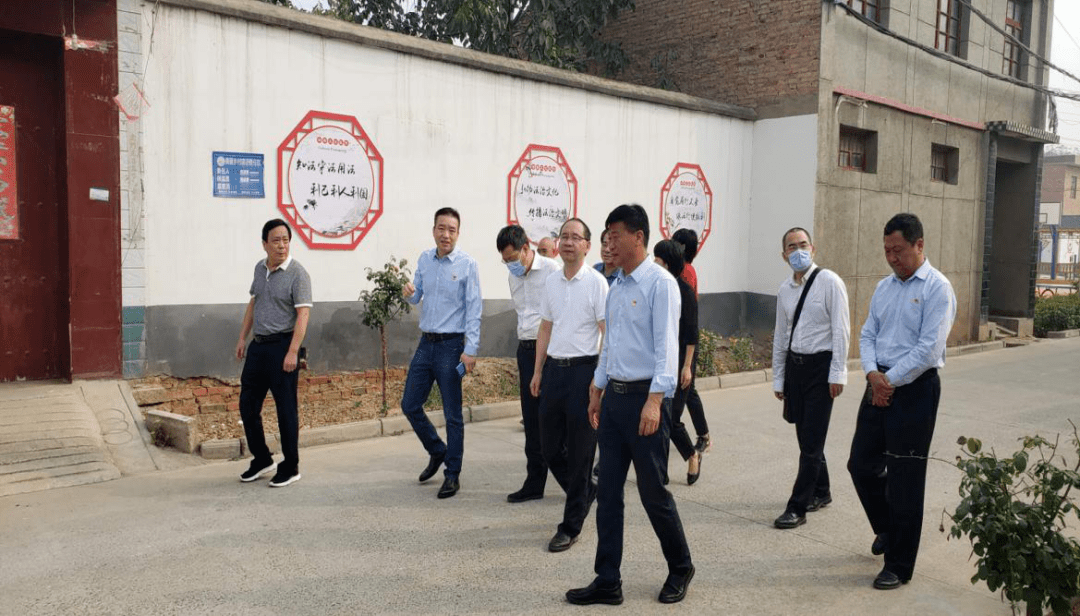 普法与依法治理局干部梁梦晚到偃师市高龙镇高崖村,新安县南李村镇懈