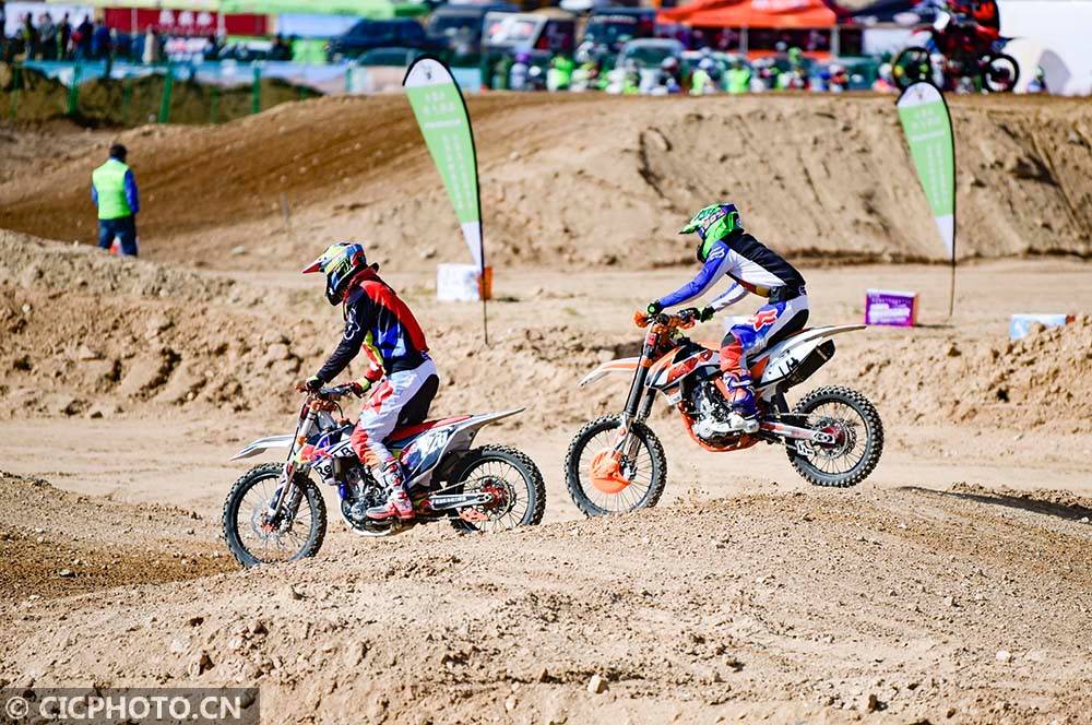 内蒙古巴彦淖尔全国越野摩托车场地公开赛开赛