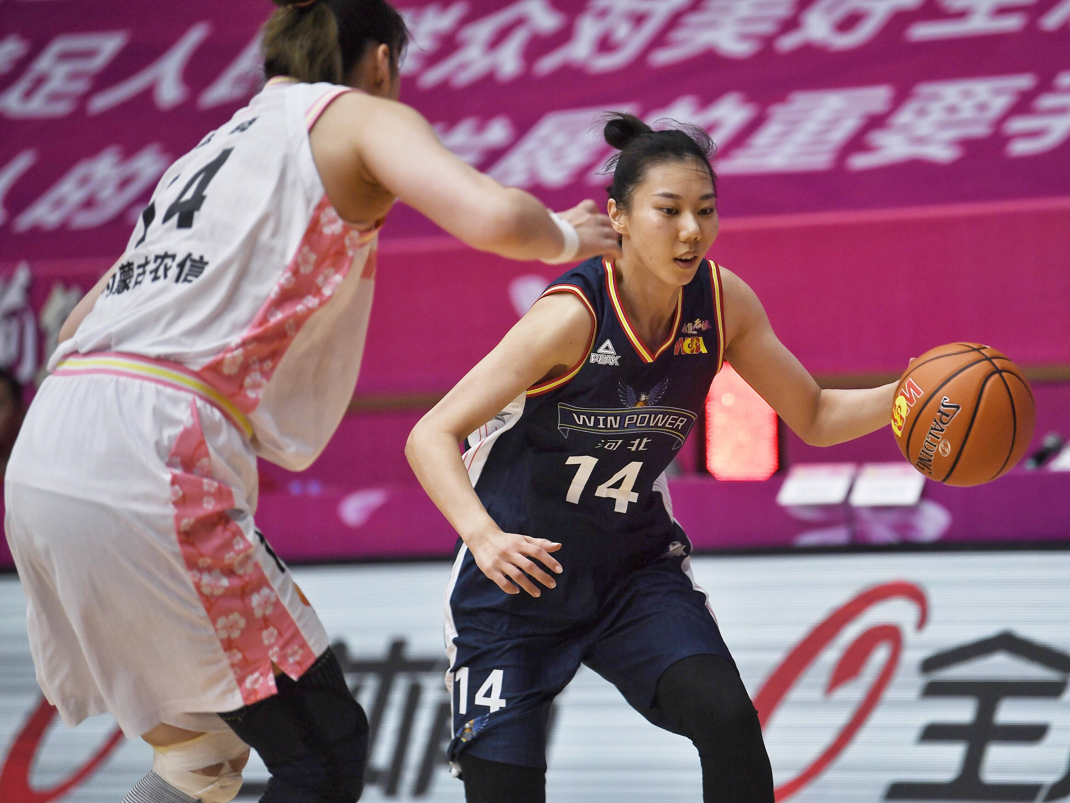10月2日,河北衡水湖队球员杨晓婕(右)在比赛中带球进攻.