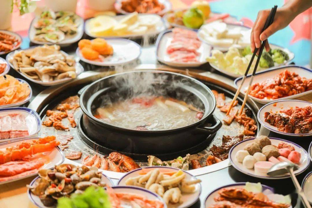 又有好吃处罗平新开一家中大型自助餐厅涮烤一体全是肉排队也要去