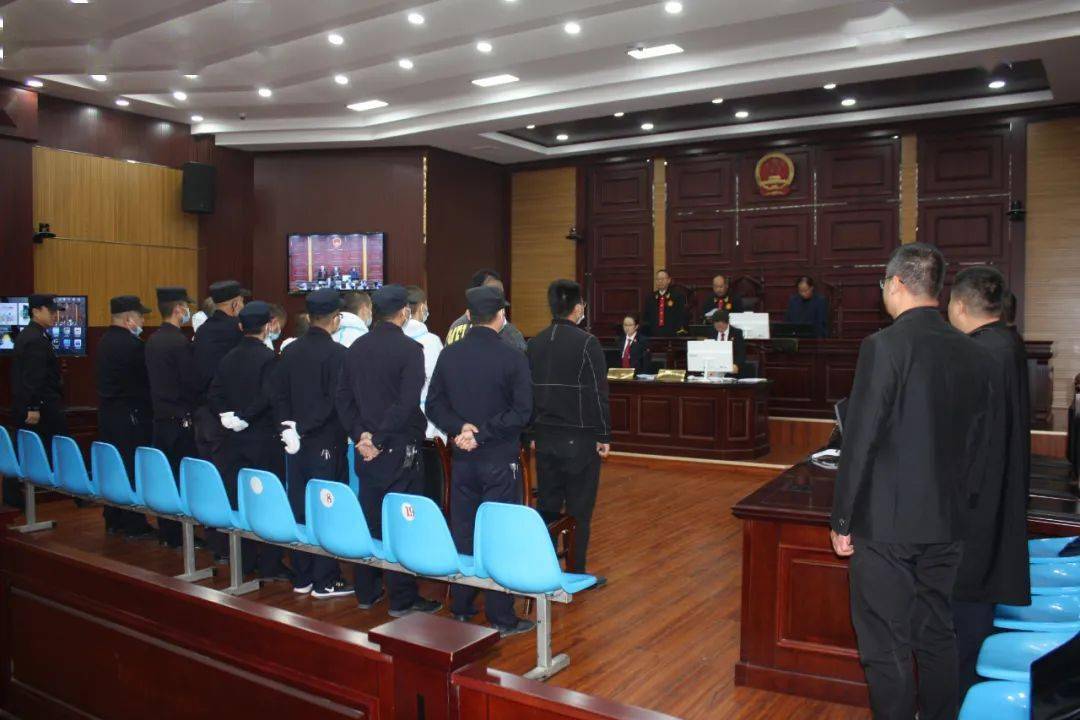 庆城县人民法院依法公开宣判了周宝洲,李某等7人恶势力犯罪团伙一案