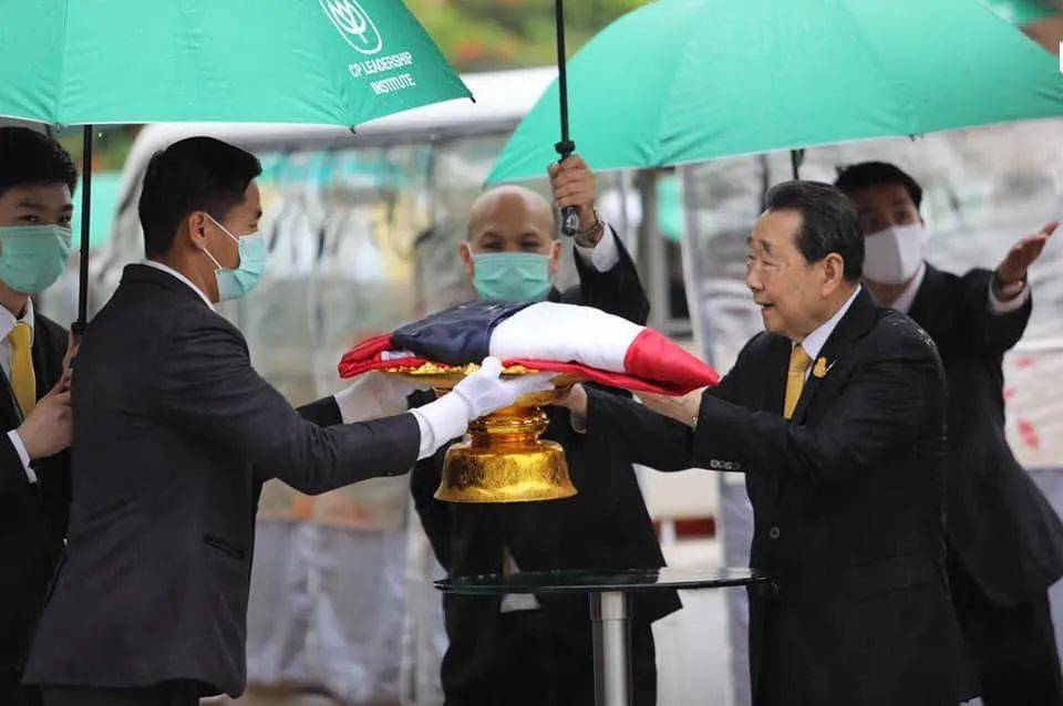 泰国"三色国旗"103岁生日,正大掌门人谢国民冒雨升旗!