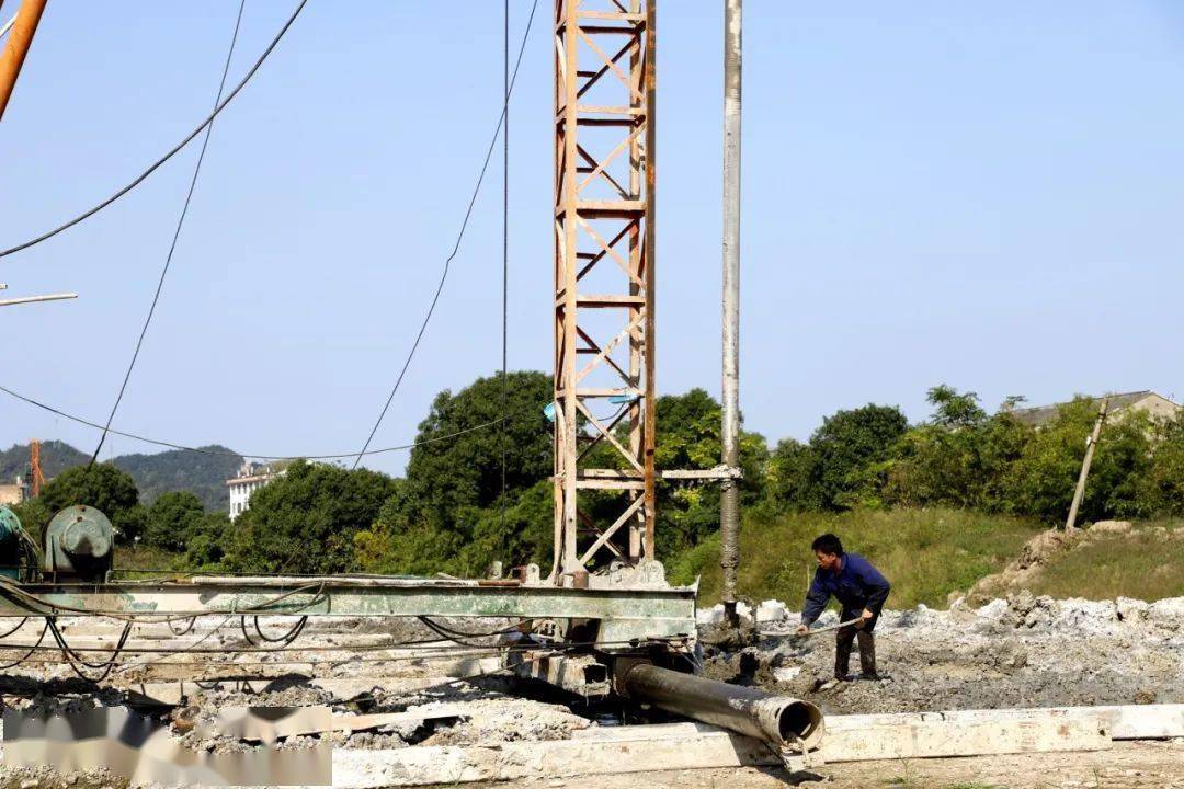 工人正忙着在打桩