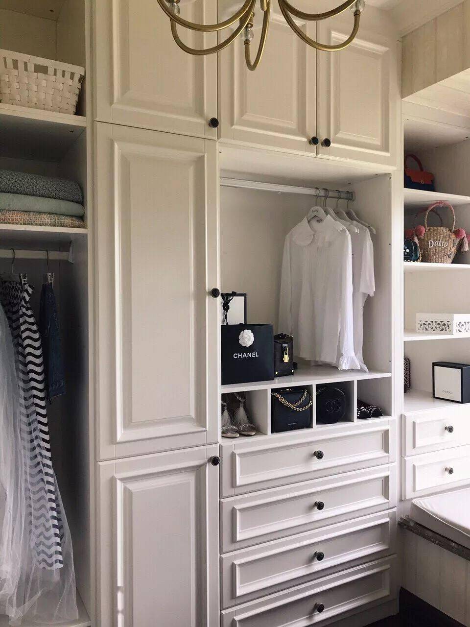 欧派定制 | 平开门,推拉门都out了!衣柜门这样设计,实用方便又大气!