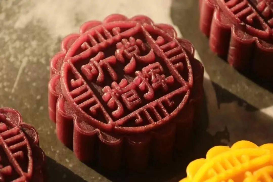 中秋节,军营版"专属月饼"新鲜出炉,你喜欢吃啥馅的?_手机搜狐网