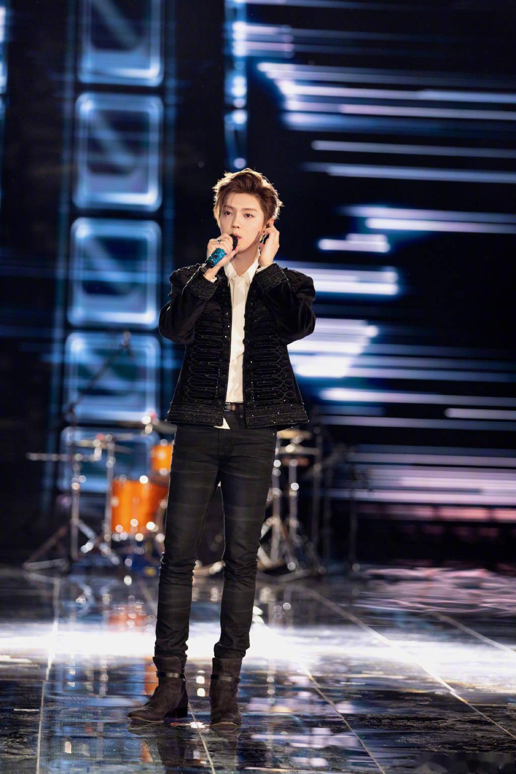 [消息]鹿晗登上央视中秋晚会首唱《梦寐之地》 超燃中二少年唱响热血