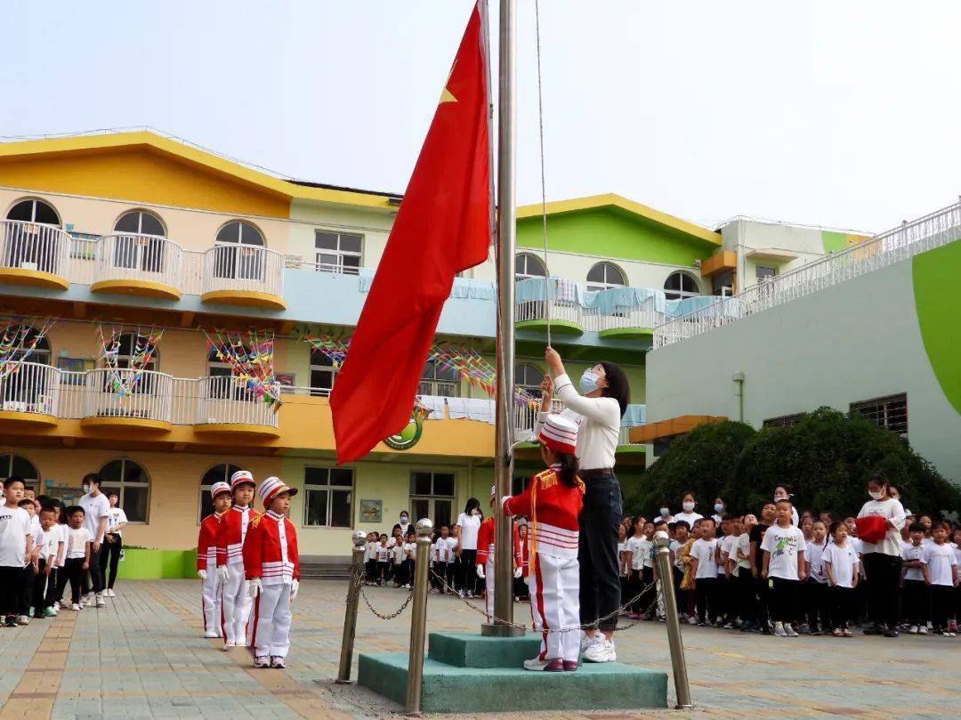 [創文進行時] 我是中國娃,童心愛祖國:靜海一幼舉行升旗慶祝活動_手機