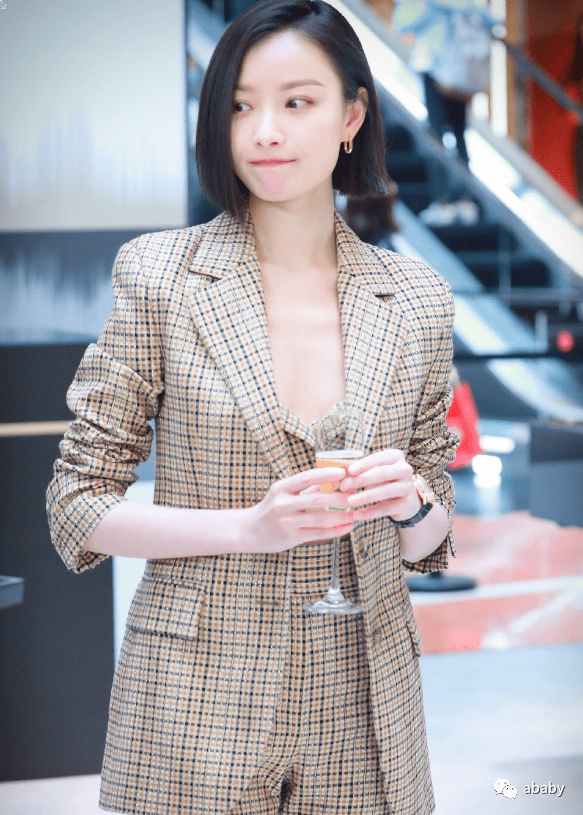 西装搭配西装裤,尽显女强人的感觉,干净利落的短发很干练,这个侧身也