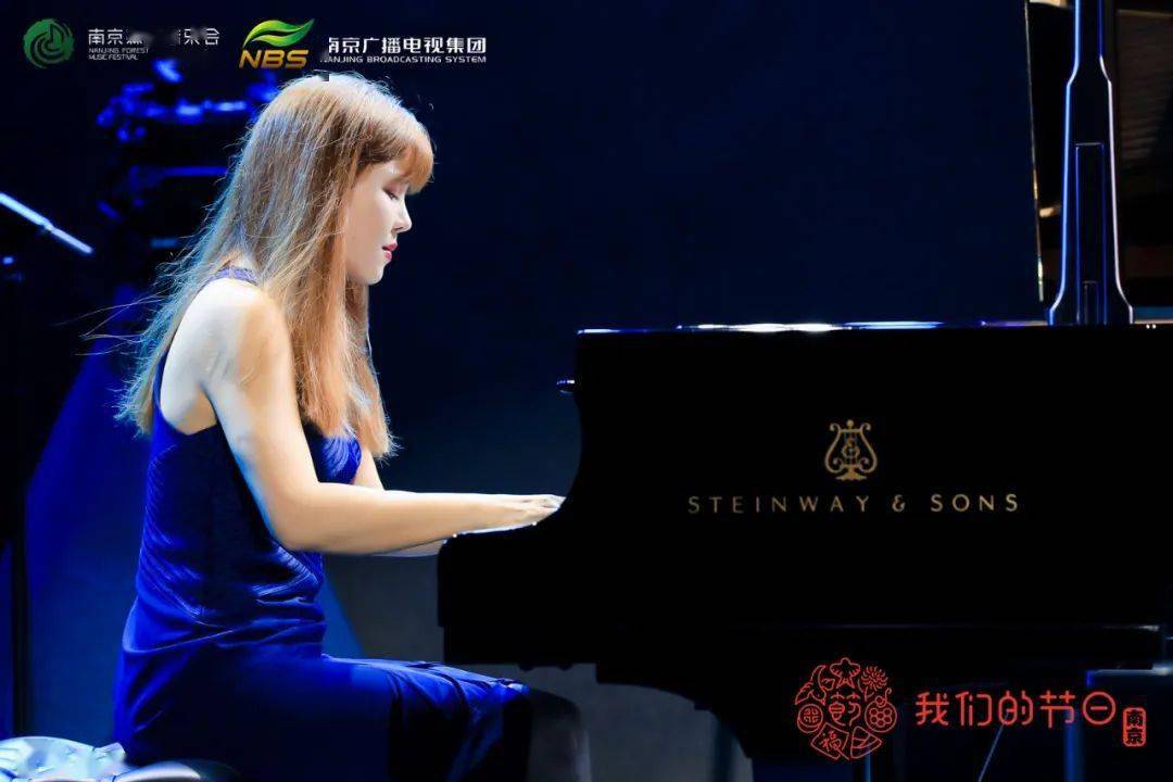 同时在年轻人中也是相当有人气在国际乐坛很有影响力陈萨演出足迹遍布