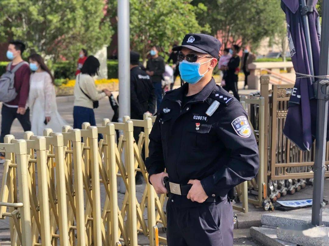 警服内心坚定民警和警辅人员共同携手筑牢北京的安全防线在这个19年一