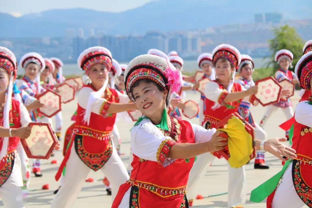 首届大理舞蹈季闭幕100多名白族金花翩翩起舞