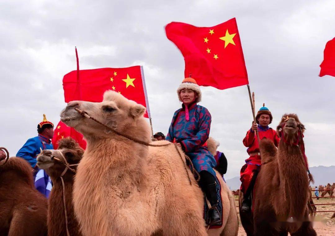 我和国旗合个影巴彦淖尔人这样向祖国表白