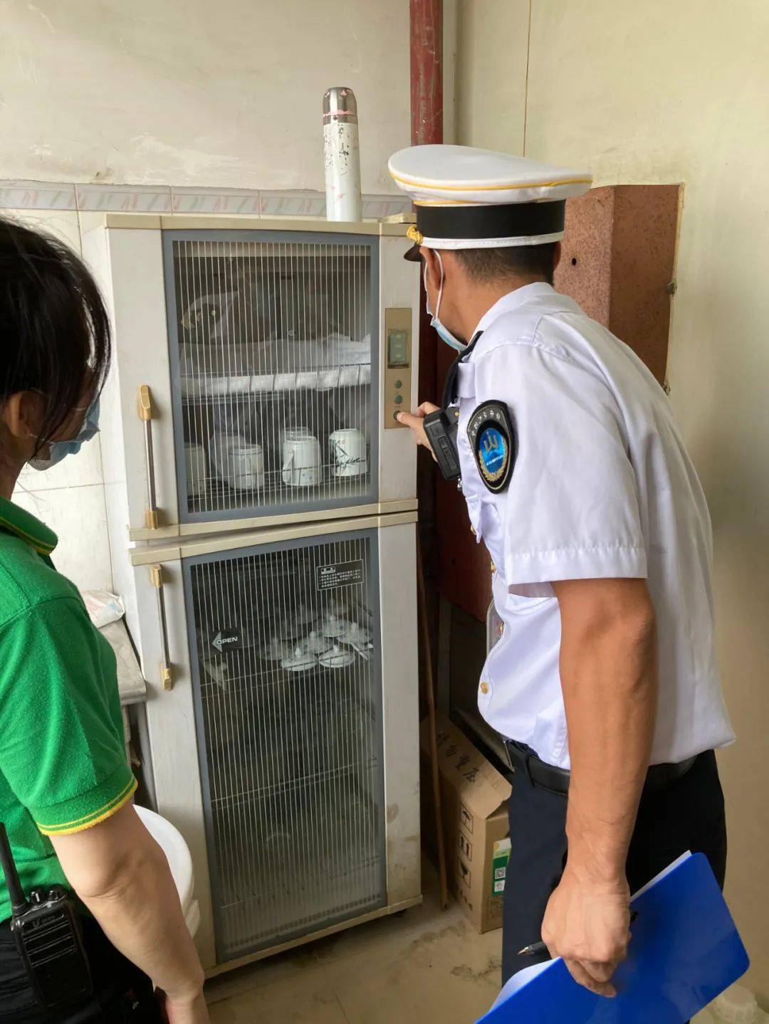 检查杯具洗消情况检查集中空调系统管理情况检查消毒产品检查中,发现2