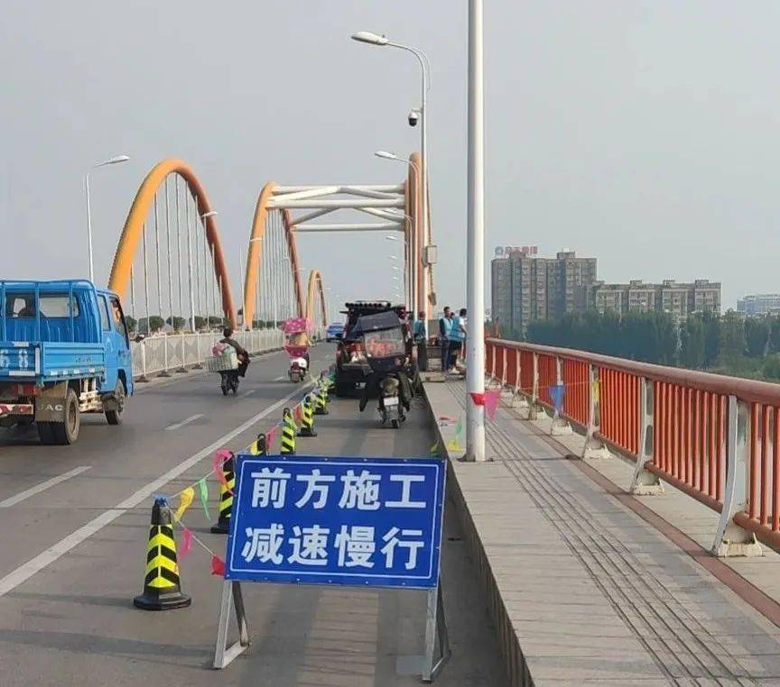 怀远县涡河三桥人行道护栏正在提升改造