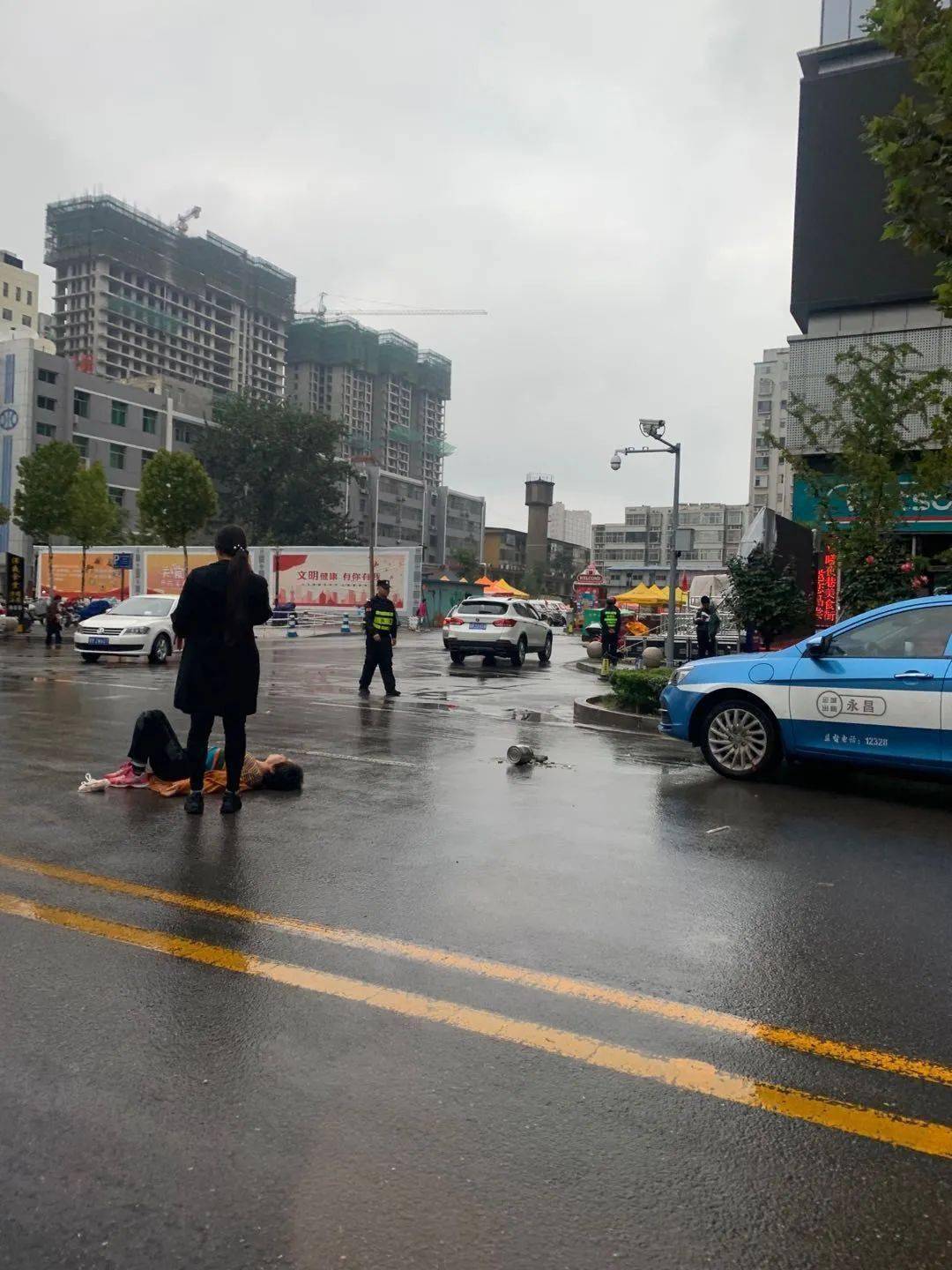 下雨天华曦广场门口发生一起车祸一女子倒地不起