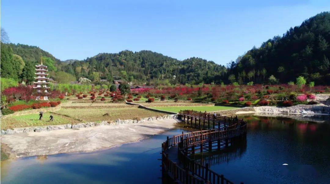 被評為國家4a級旅遊景區的桃花源記,包括桃花源旅遊服務區,桃花湖濱水