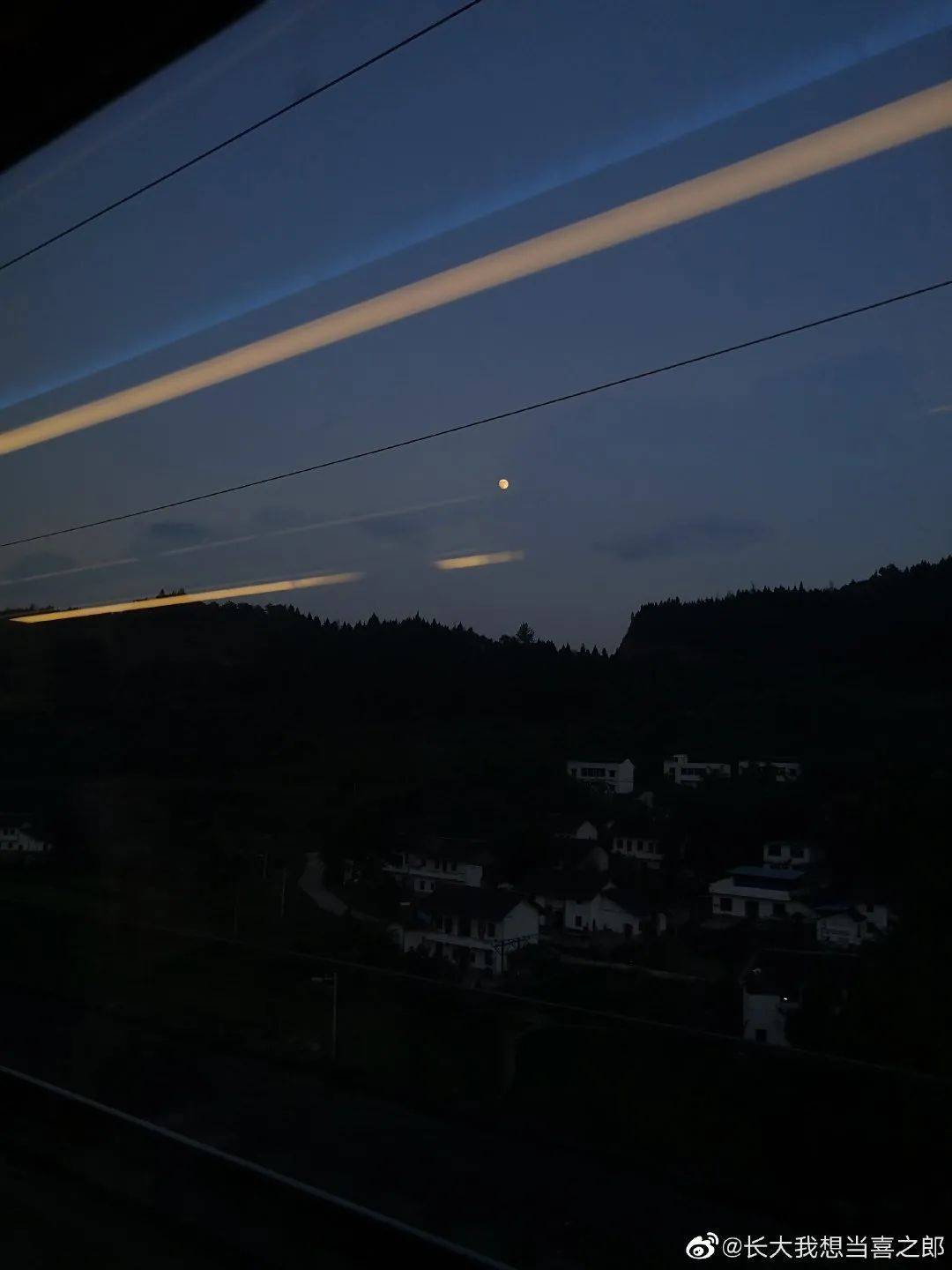 坐高铁看中国丨网友晒坐着火车拍月亮照片讲述火车故事