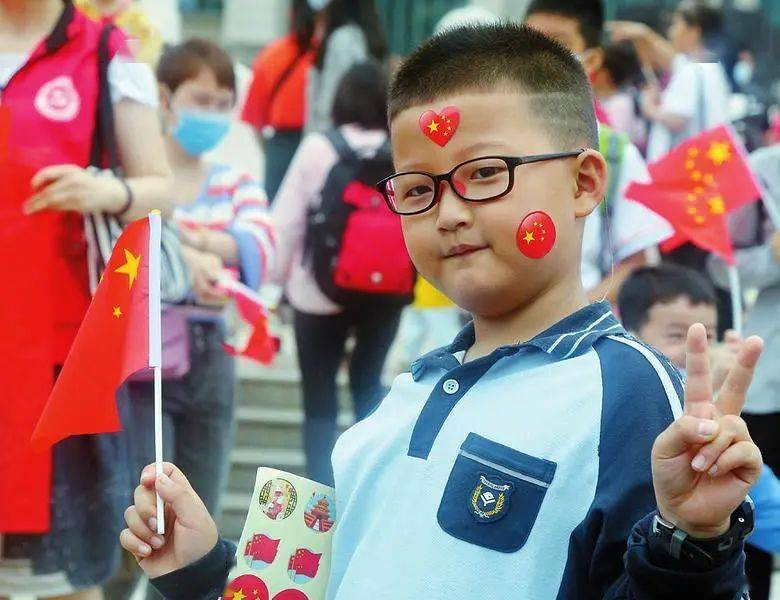 小男孩手持国旗欢度国庆节.记者宋延康摄