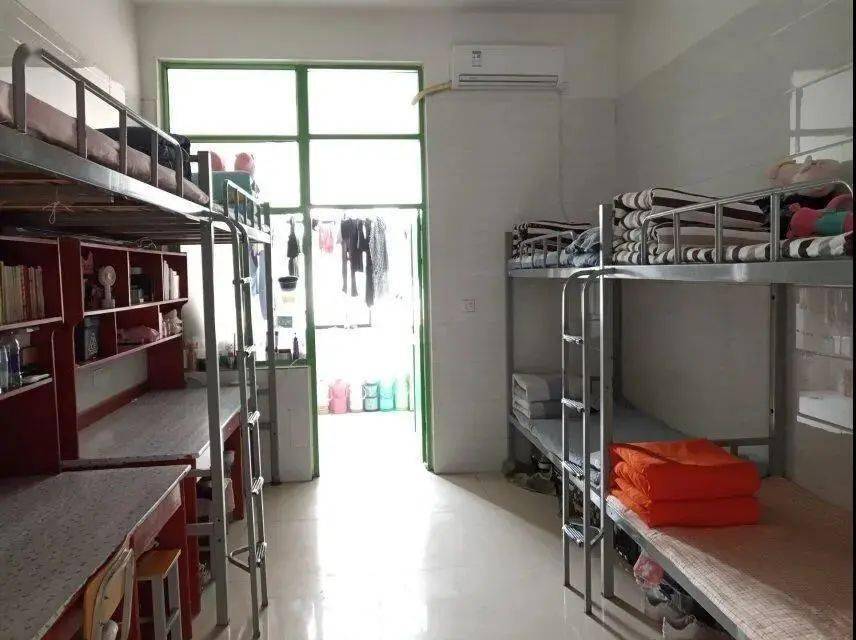 12河南工学院寝室构造:河南工学院宿舍分别为文苑,静苑,科苑,6人间.